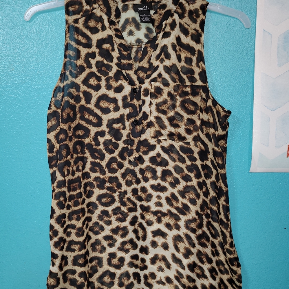 Leopard print rue 21 women's summer top sheer size small great condition